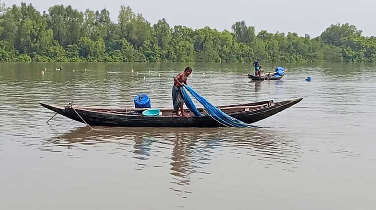 সুন্দরবনে দস্যু আতঙ্ক ফের চরমে: ১০ জেলে অপহৃত, দুই দিনেও নেই উদ্ধার—পরিবারে উৎকণ্ঠা
