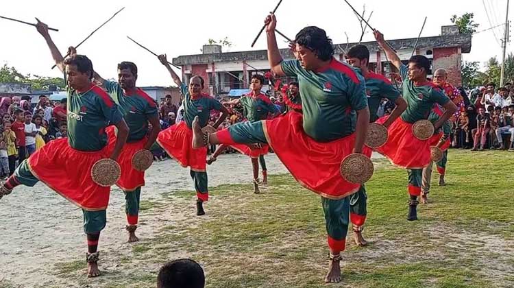 বৈশাখী বিকেলে মোংলায় ঐতিহ্যের জোয়ার, ছইরুদ্দিনের লাঠি খেলায় মুগ্ধ হাজারো দর্শক