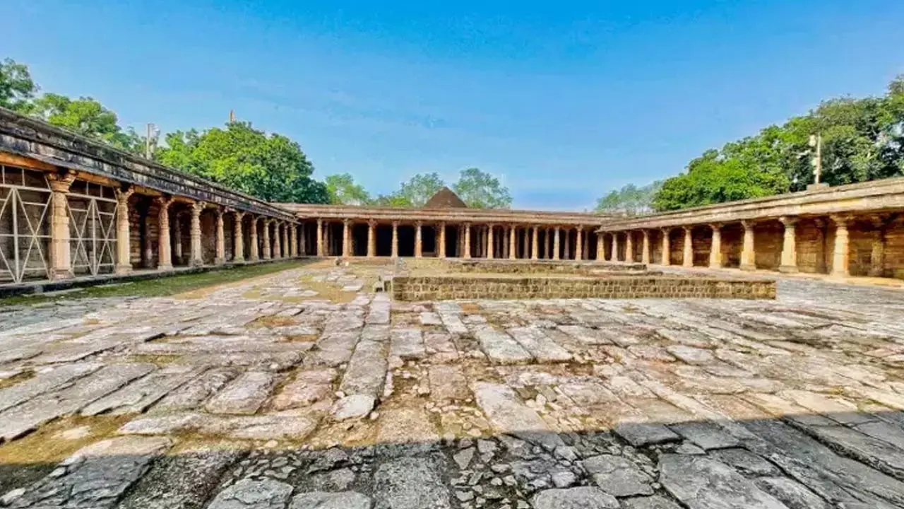 ভারতে ঐতিহাসিক মসজিদকে মন্দির ঘোষণা আদালতের, বন্ধ হলো জুমার নামাজ