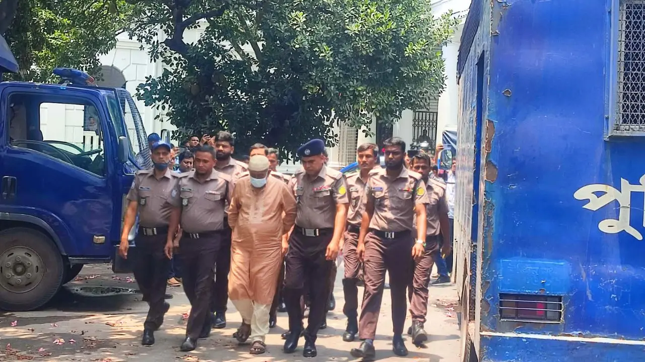 পলাতক থাকার অবসান: অবশেষে ট্রাইব্যুনালে হাজির রোকেয়া বিশ্ববিদ্যালয়ের সাবেক ভিসি হাসিবুর রশিদ