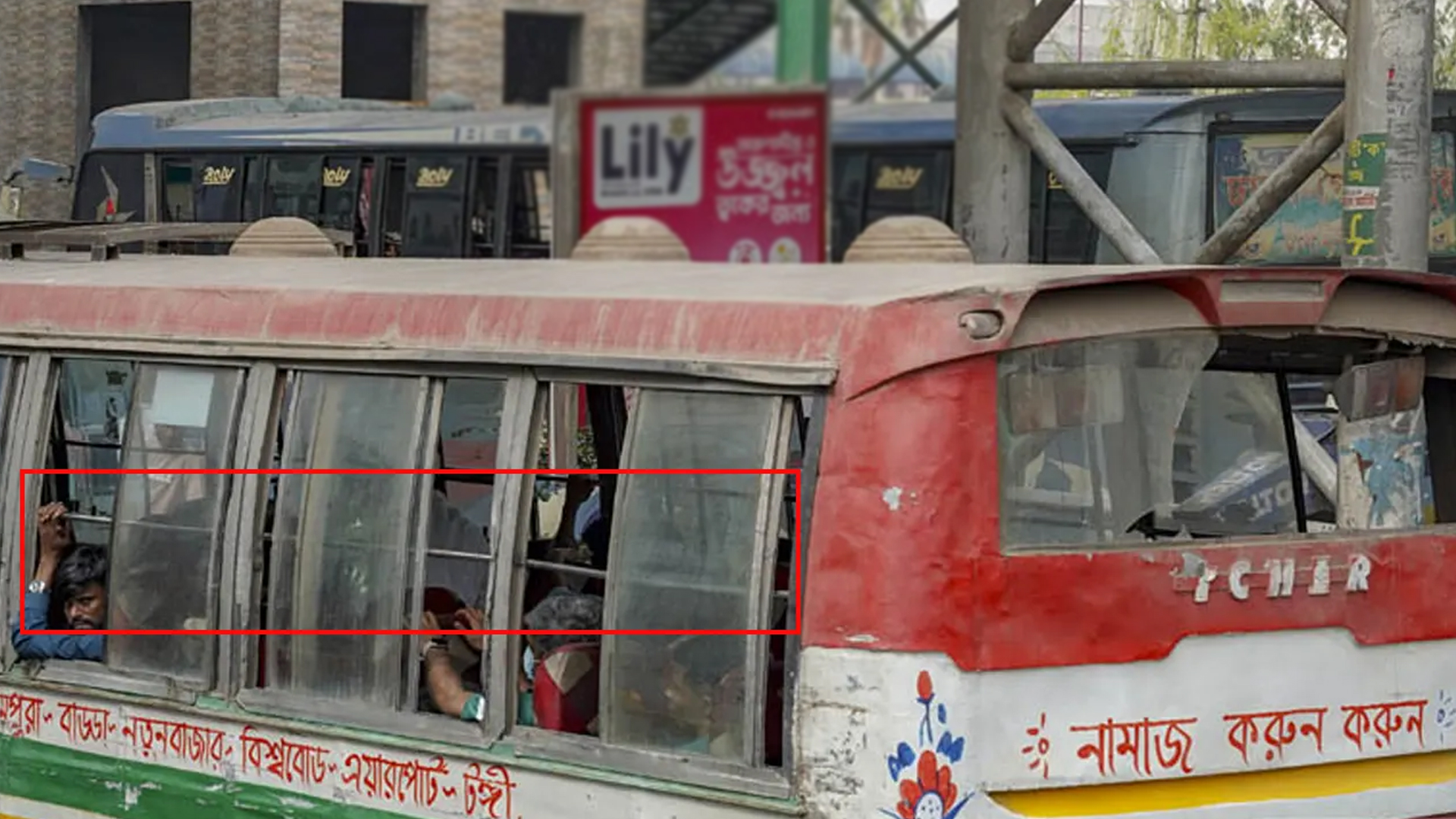 বাসে মৃত্যু ঝুঁকি কমাতে বড় সিদ্ধান্ত: জানালার স্টিল রড অপসারণে বিআরটিএর কঠোর নির্দেশ