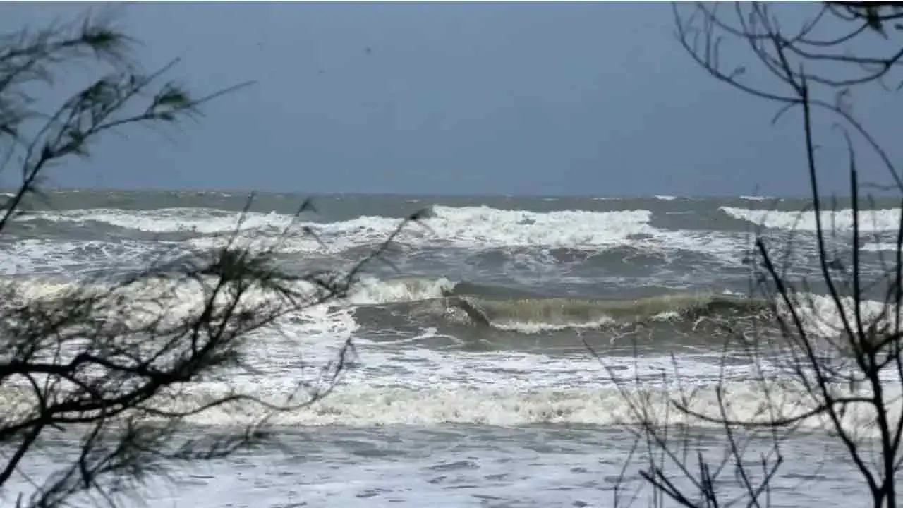বঙ্গোপসাগরে সক্রিয় লঘুচাপ, দেশের বিভিন্ন অঞ্চলে টানা বৃষ্টি ও ঝড়ের সম্ভাবনা